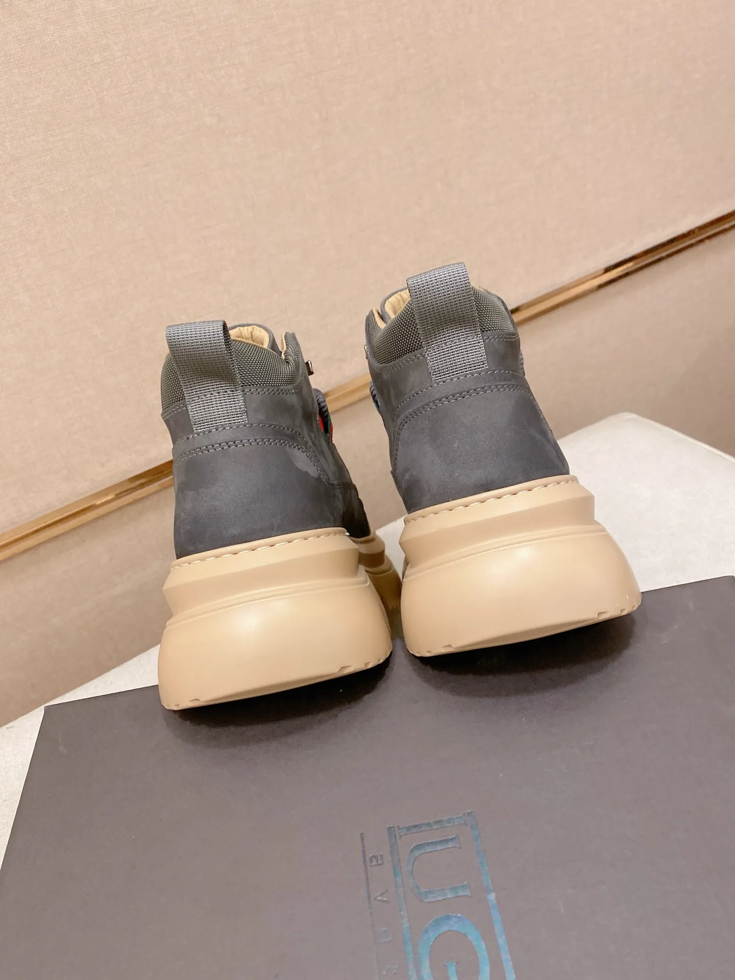 Factory price: 700💰New UGG fur-integrated men's simple and fashionable snow shoes. The most worth buying at the end of this year are warm casual shoes. Whether you are out and about at home, their comfortable and warm performance will be your most suitable fashion companion! The material is cowhide upper and imported wool is used inside. Two layers of cowhide for warmth and comfort! The eva+ rubber patch outsole is cushioned, non-slip and wear-resistant, and has good elasticity. It is light and wear-resistant, comfortable and soft, and the new simple cut is more fashionable. It has both practicality and fashion sense, so you no longer have to worry about how to match it in winter, while still maintaining your fashionable taste. High-quality genuine wool produced in Dongguan. The material depends on the details! Size: 39-40-41-42-43-44-45 sneaker size